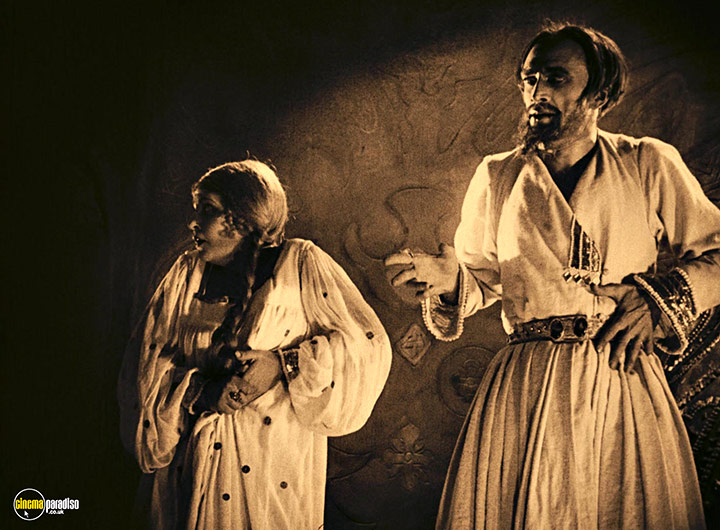 A still #21 from Waxworks (1924)