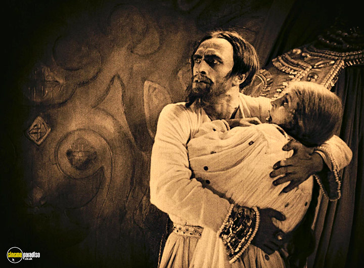 A still #33 from Waxworks (1924)