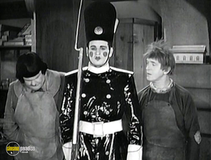 A still #19 from Laurel and Hardy: March of the Wooden Soldiers (1934)