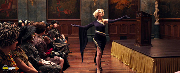 A still #33 from The Witches (2020)