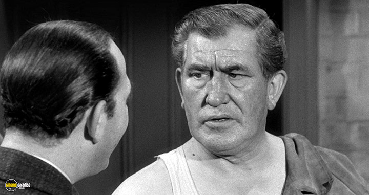 A still #21 from The Frightened City (1961)