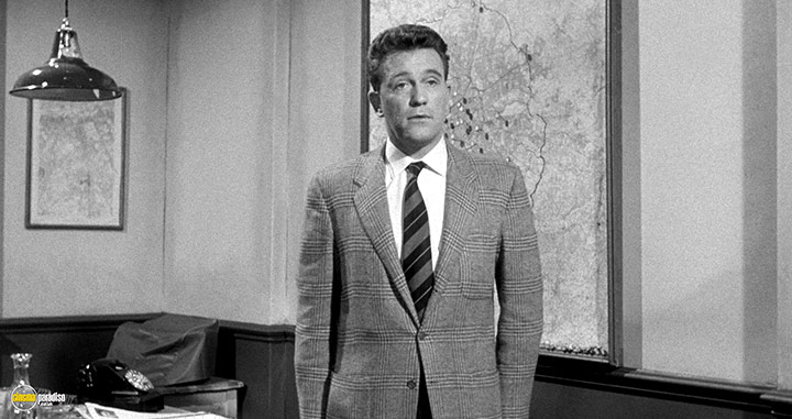 A still #8 from The Frightened City (1961)