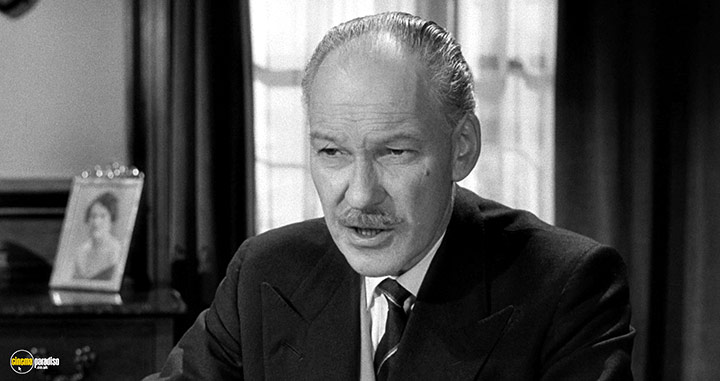 A still #7 from The Frightened City (1961)