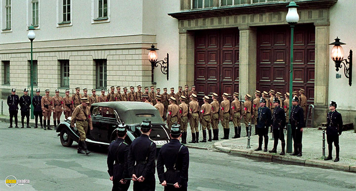 A still #22 from Invincible (2001)