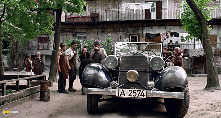 A still #7 from Invincible (2001)