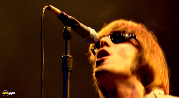 A still #24 from Oasis: Knebworth 1996 (2021)