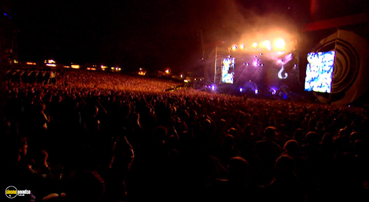 A still #23 from Oasis: Knebworth 1996 (2021)