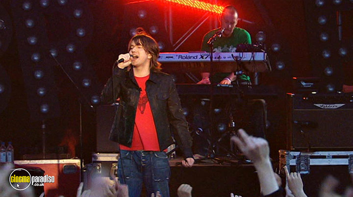 A still #29 from Embrace: A Glorious Day: Live in Leeds (2005)