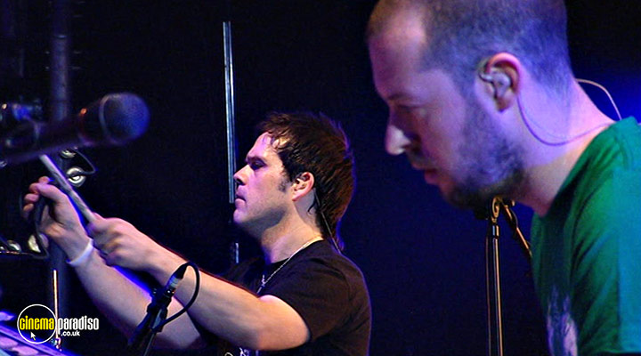 A still #9 from Embrace: A Glorious Day: Live in Leeds (2005)