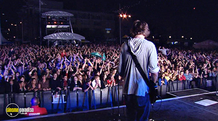 A still #2 from Embrace: A Glorious Day: Live in Leeds (2005)