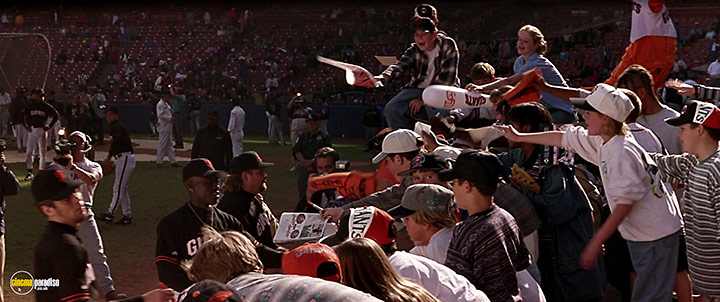A still #9 from The Fan (1996)