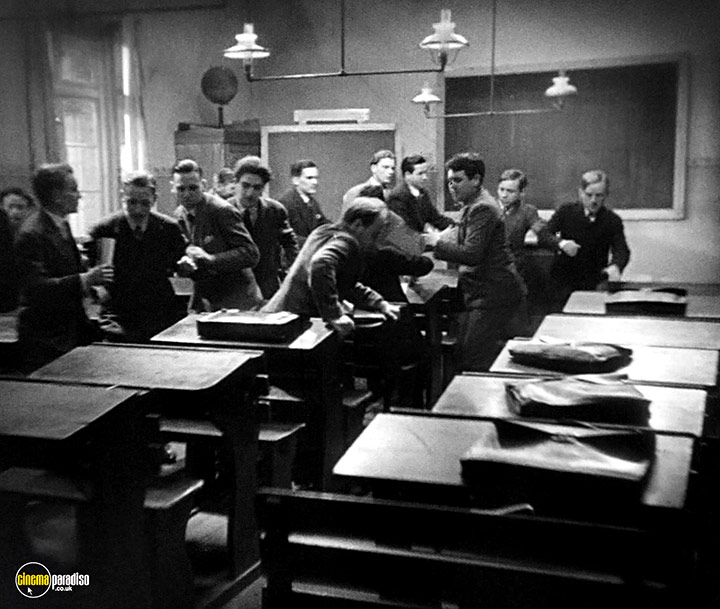A still #32 from The Blue Angel (1930)