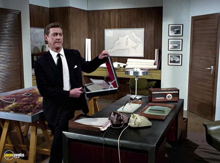 A still #98 from Man in a Suitcase: Series (1968)