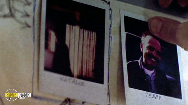 A still #4 from Memento (2000)