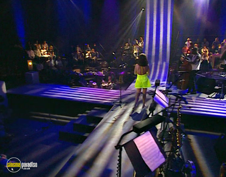 A still #21 from Björk: MTV Unplugged and Live (2001)