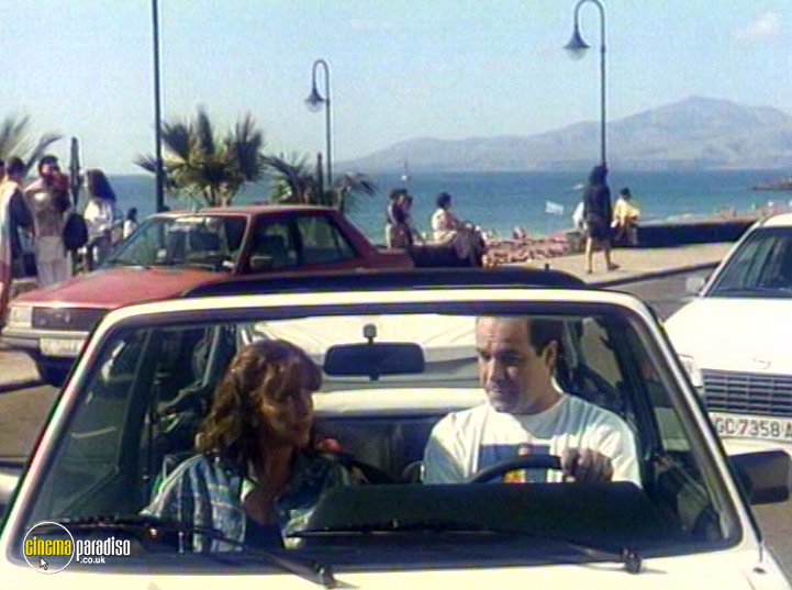 A still #37 from How to Be a Woman and Not Die in the Attempt (1991)