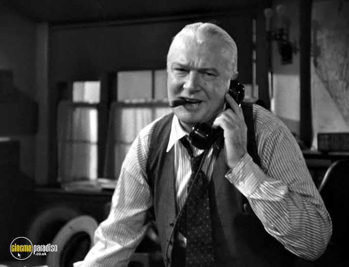 A still #17 from They Drive by Night (1940)