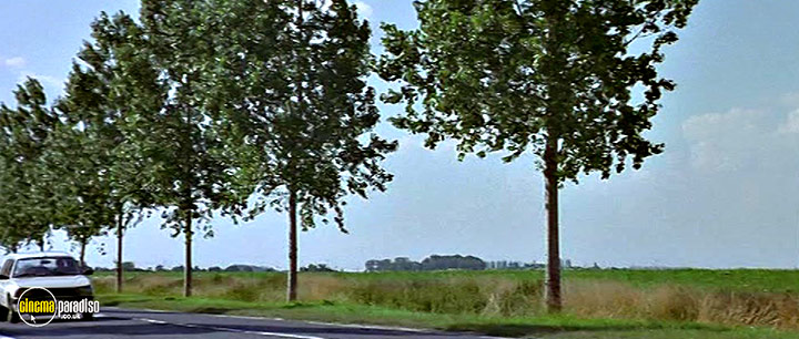A still #18 from Those Who Love Me Can Take the Train (1998)
