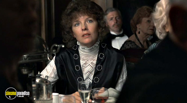 A still #30 from Reds (1981)