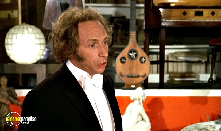 A still #10 from The Tall Blond Man with One Black Shoe (1972)