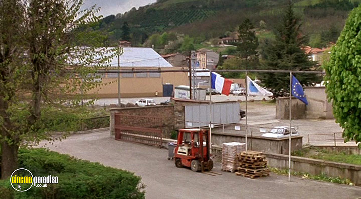 A still #24 from Happiness Is in the Field (1995)