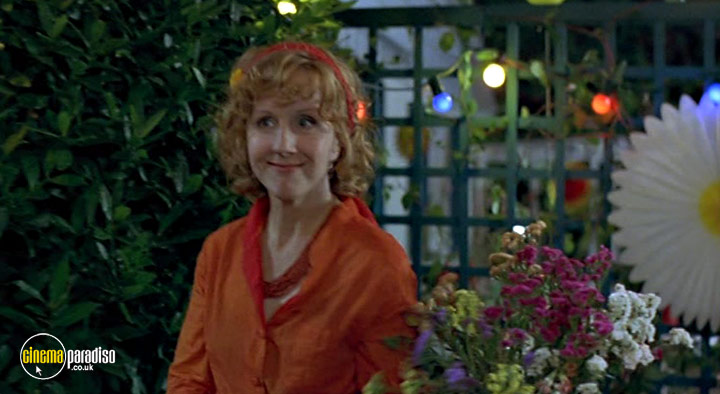 A still #26 from Ma Vie En Rose (1997)