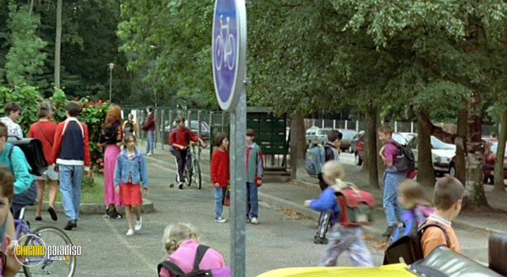 A still #25 from Ma Vie En Rose (1997)