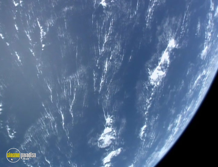 A still #7 from Earthlight (1998)