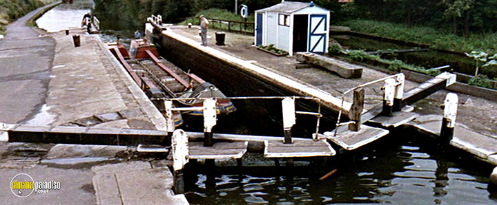 A still #34 from The Bargee (1964)