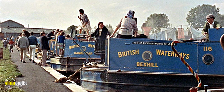 A still #30 from The Bargee (1964)