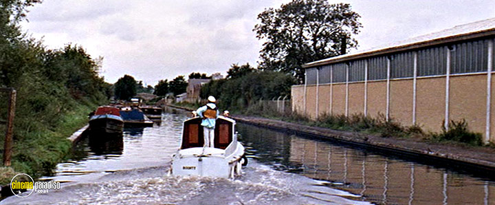 A still #27 from The Bargee (1964)