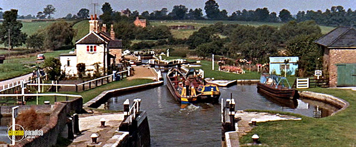 A still #19 from The Bargee (1964)