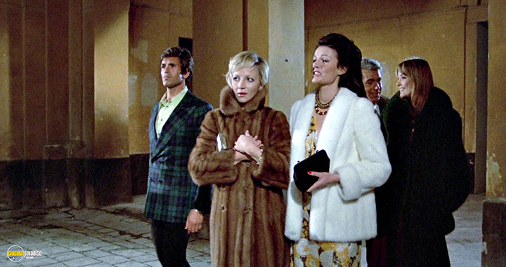 A still #41 from The Killer Reserved Nine Seats (1974)