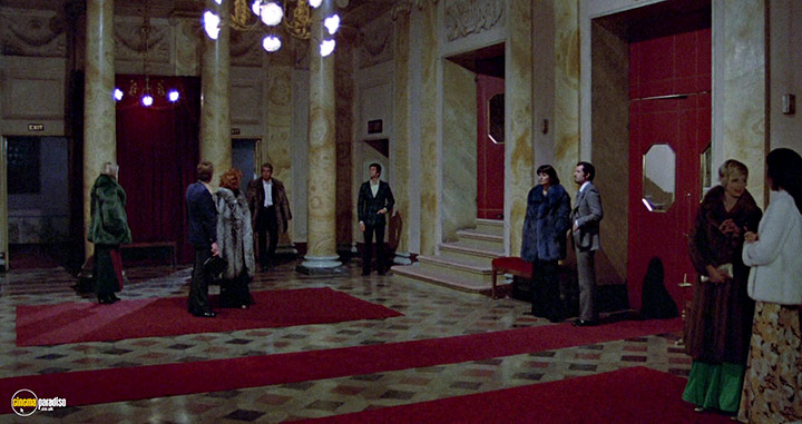 A still #19 from The Killer Reserved Nine Seats (1974)