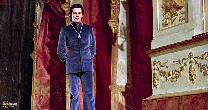 A still #8 from The Killer Reserved Nine Seats (1974)
