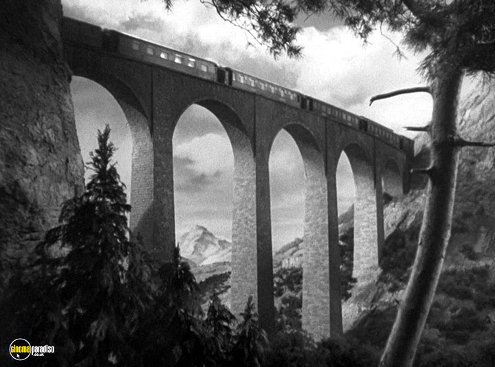 A still #52 from The Lady Vanishes (1938)