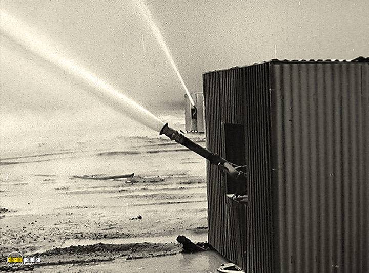 A still #15 from Desert Inferno (1962)