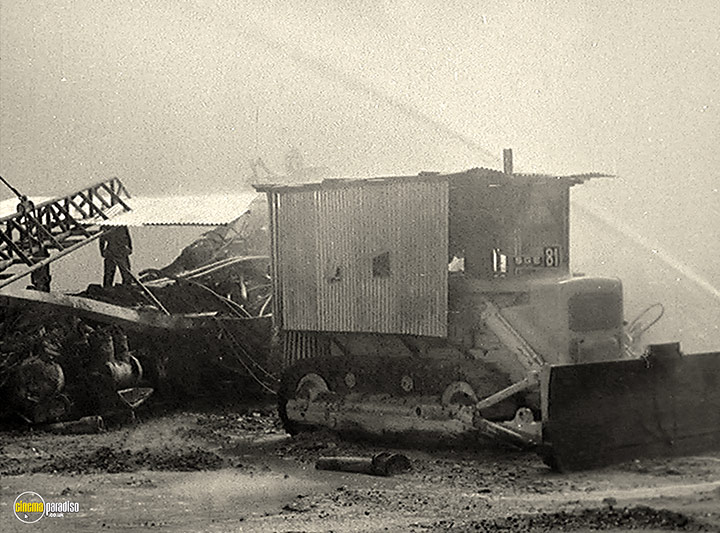 A still #14 from Desert Inferno (1962)