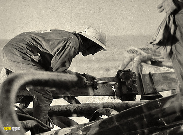 A still #11 from Desert Inferno (1962)