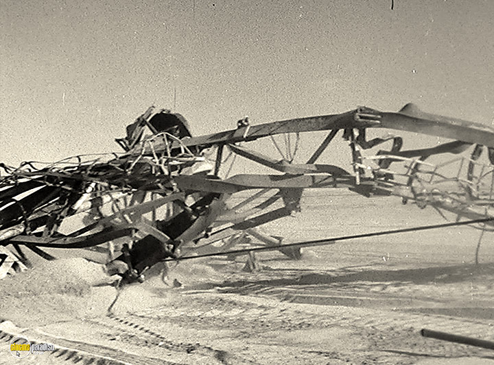 A still #7 from Desert Inferno (1962)
