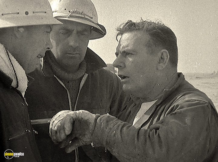 A still #5 from Desert Inferno (1962)