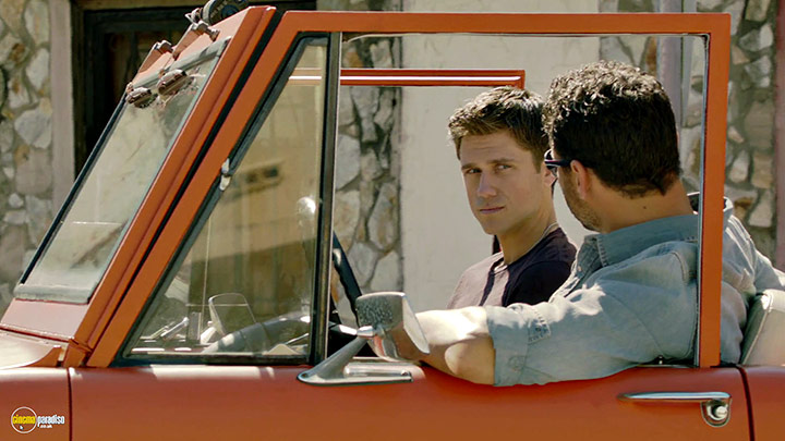 A still #14 from Graceland: Series (2015)