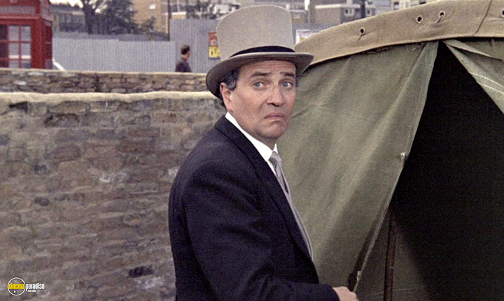 A still #4 from The Sandwich Man (1966)