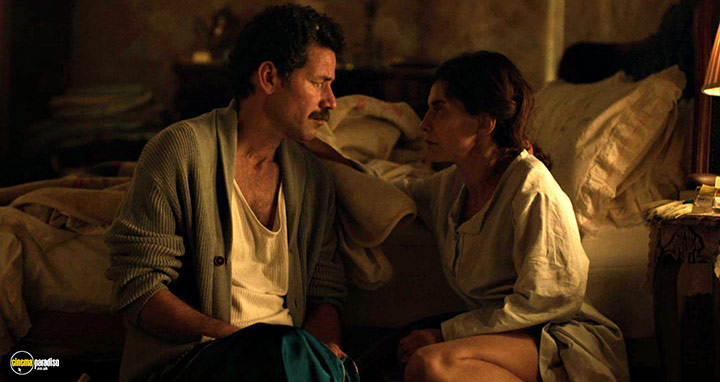 A still #18 from The Blue Caftan (2022)