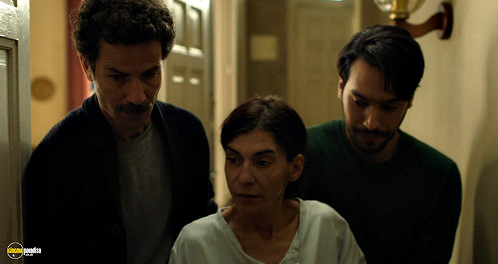 A still #17 from The Blue Caftan (2022)