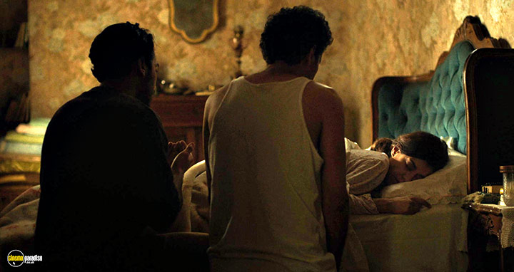 A still #15 from The Blue Caftan (2022)
