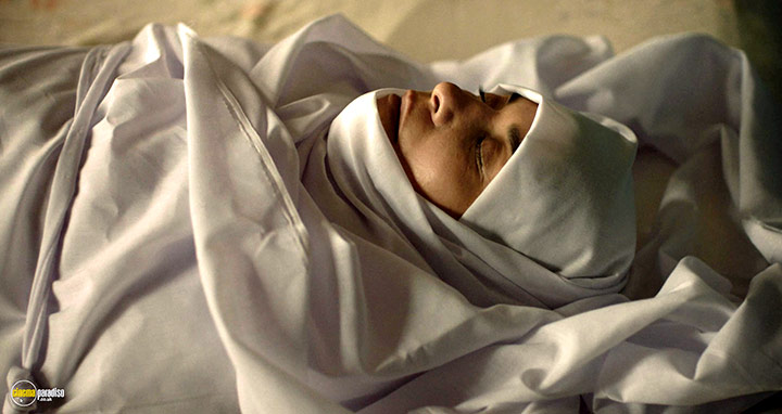 A still #14 from The Blue Caftan (2022)
