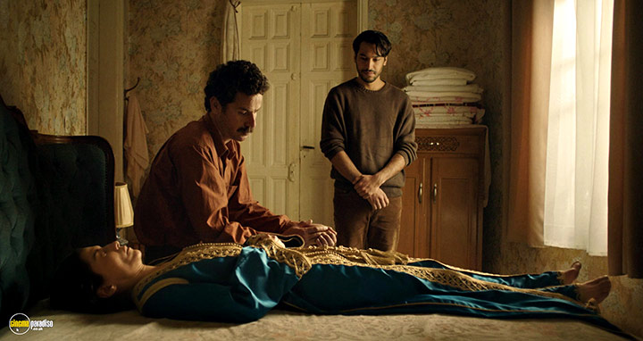 A still #11 from The Blue Caftan (2022)