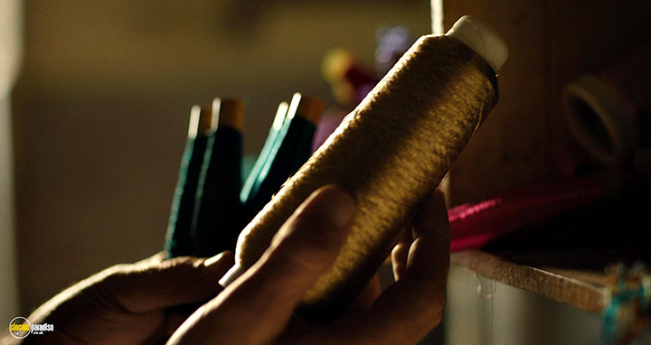 A still #5 from The Blue Caftan (2022)