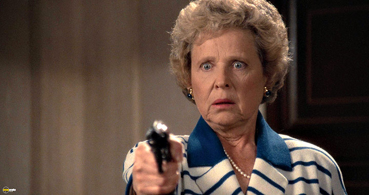 A still #16 from The Naked Gun: From the Files of Police Squad! (1988)